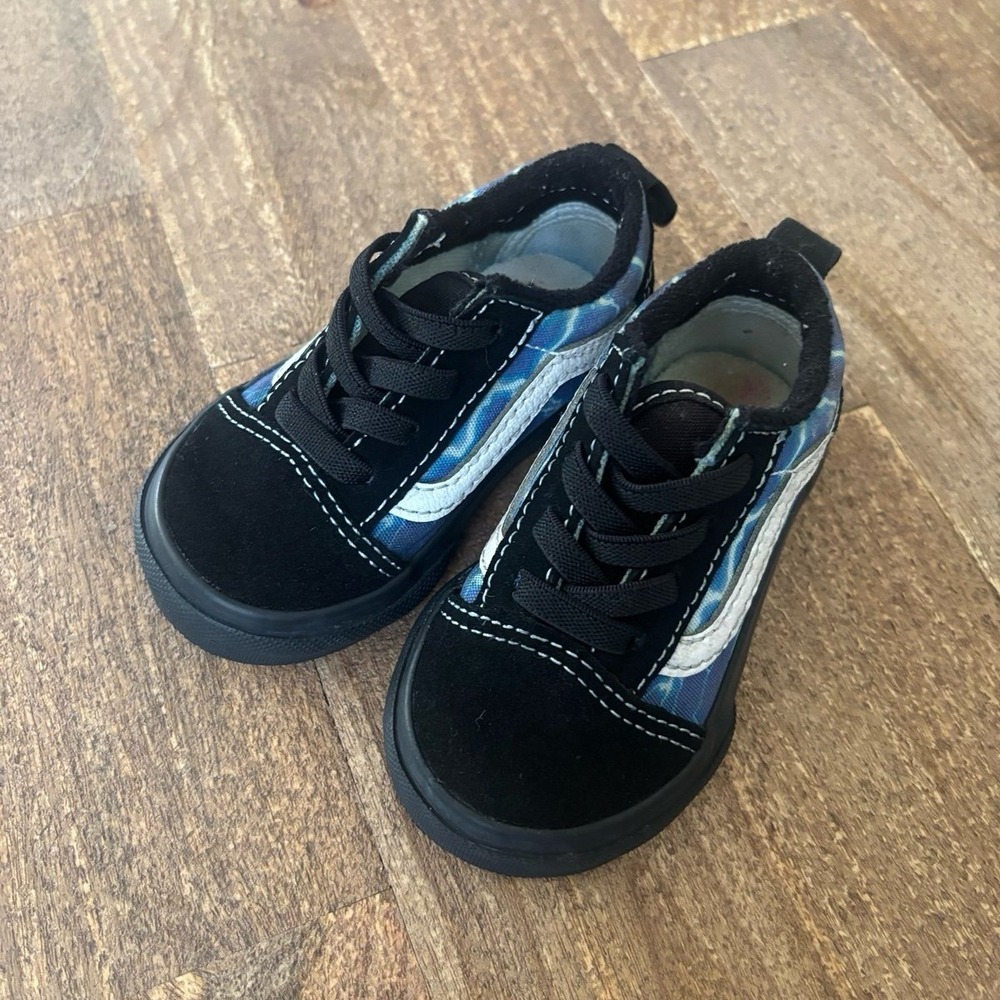 Vans Old Skool V Kids/Toddler Sneaker - Black/ Blue and white size 4.5